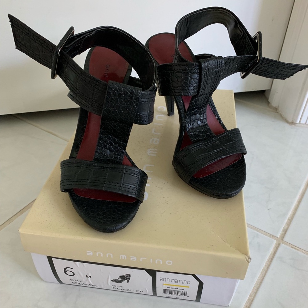 Ann Marino strappy sandals